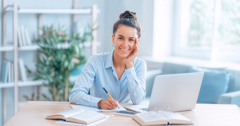 Working student studying from home as part of a flexible diploma program.
